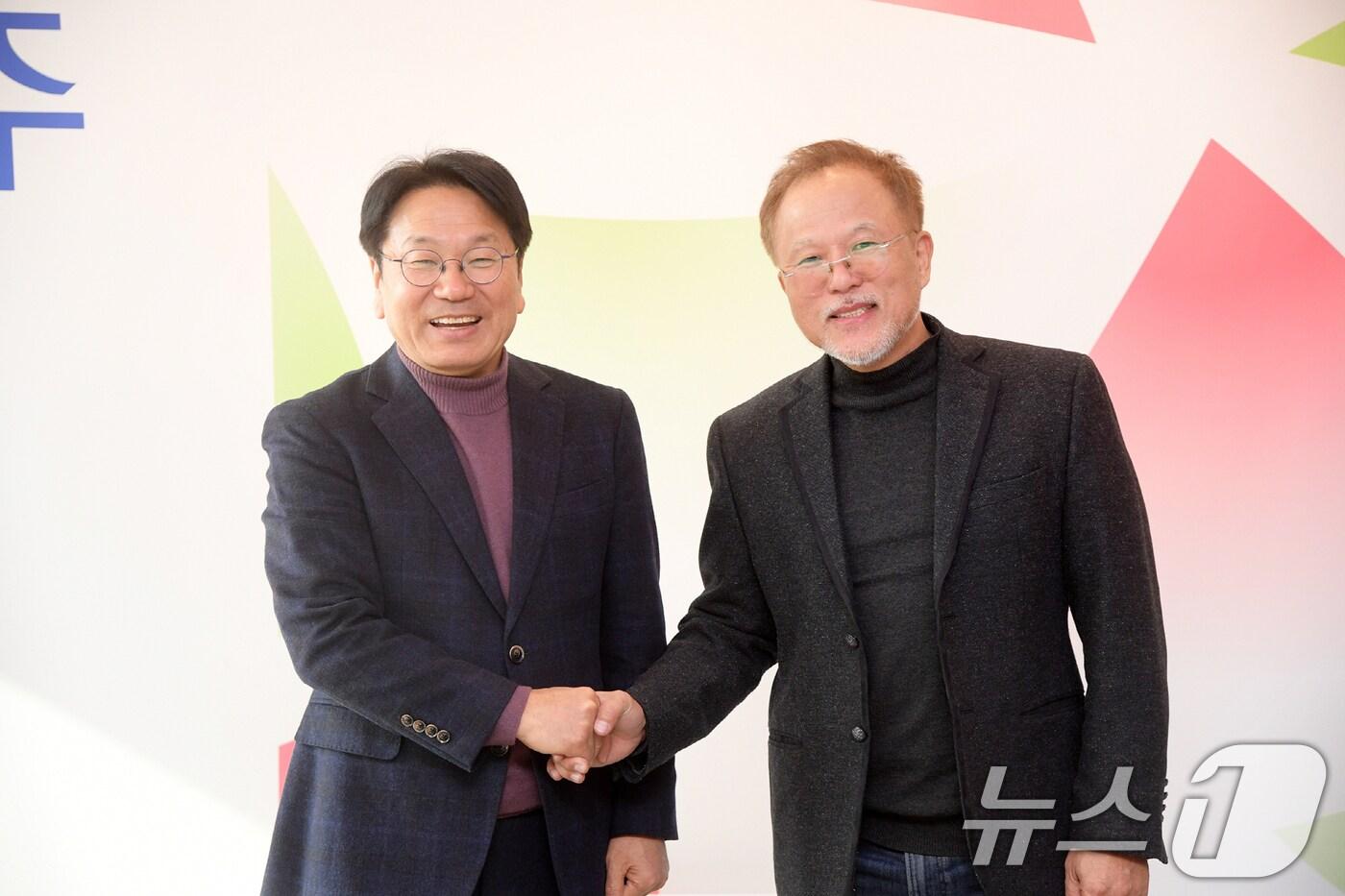 본문 이미지 - 강기정 광주시장이  28일 시청 접견실에서 최수신 2025 디자인비엔날레 총감독과 광주디자인비엔날레 기획안으로 제시한 '포용도시 광주'에 대한 의견을 나눈 후 기념촬영을 하고 있다.(광주시 제공)2024.11.28/뉴스1 