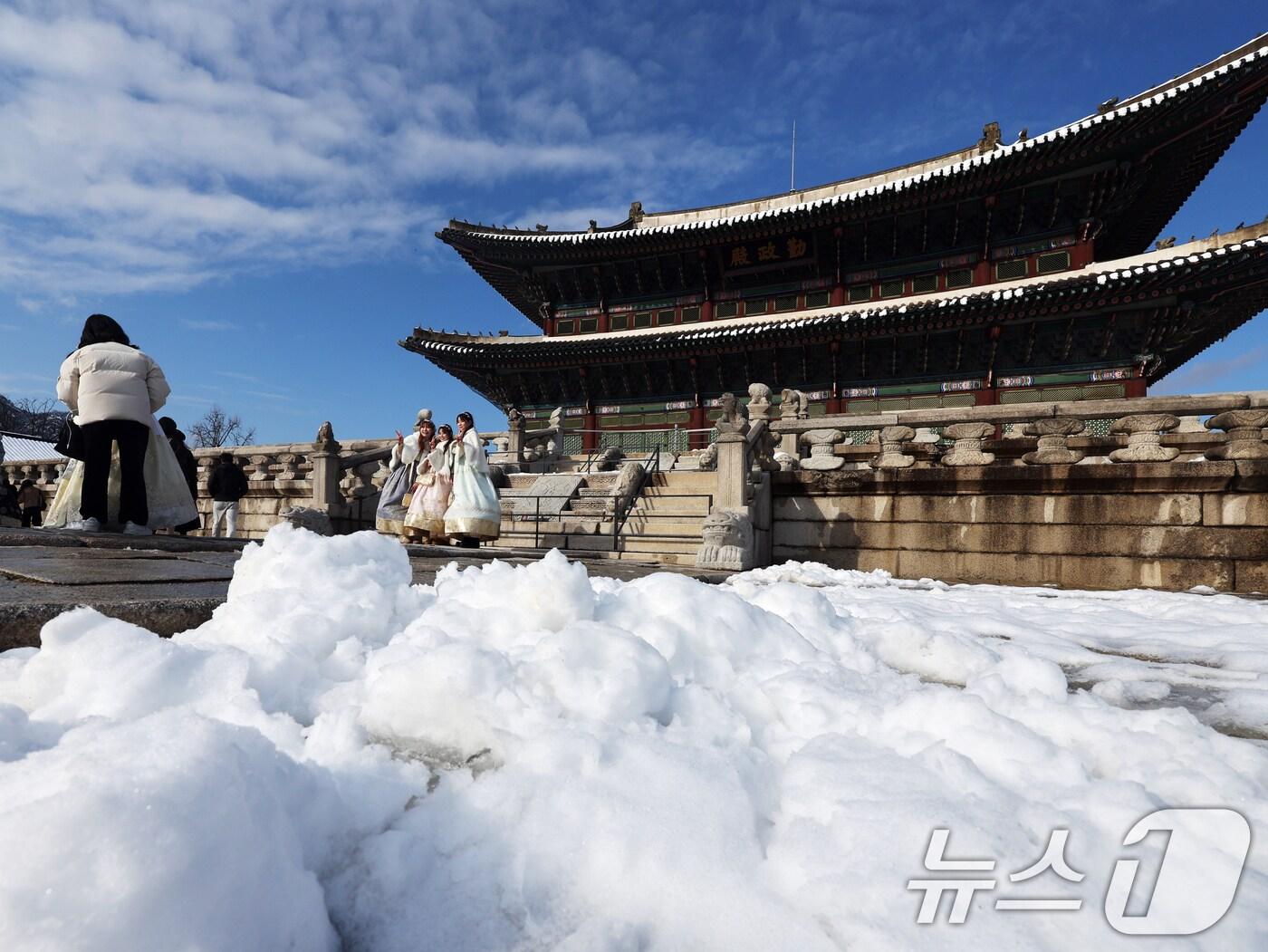 본문 이미지 - 눈이 그치고 맑은날씨를 보인 지난달 28일 오후 서울 종로구 경복궁에서 관람객들이 눈길을 걸으며 즐거운 시간을 보내고 있다./뉴스1 ⓒ News1 황기선 기자