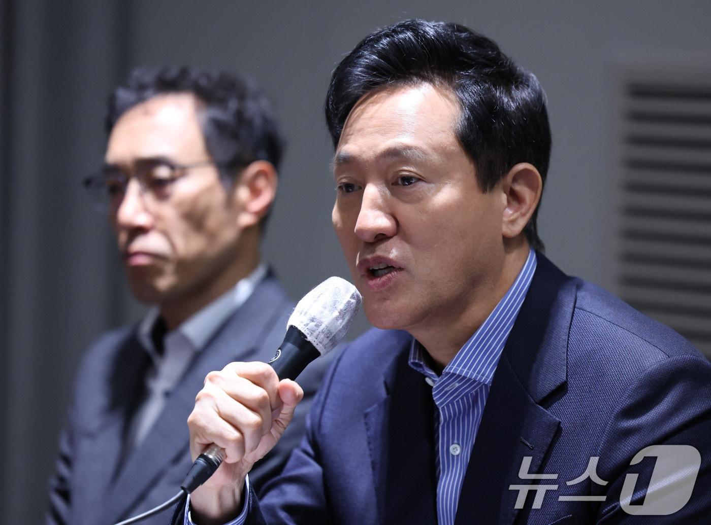 본문 이미지 - 오세훈 서울시장이 28일 서울 용산구 서울드래곤시티호텔에서 열린 용산국제업무지구 개발계획 공동협약식에서 취재진 질문에 답하고 있다. 2024.11.28/뉴스1 ⓒ News1 박지혜 기자