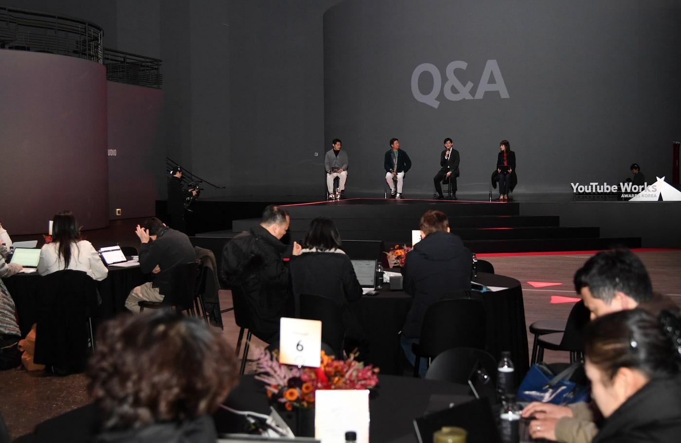 질의응답하고 있는 김동길 디마이너스원 크리에이티브 디렉터 겸 공동대표, 박현우 이노레드 대표, 장준영 LG유플러스 마케팅전략담당 상무 (구글 제공)