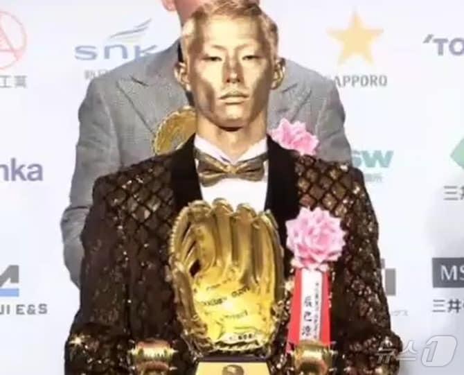 본문 이미지 - 일본프로야구 '제53회 미쓰이 골든글러브상' 수상자 다쓰미 료스케(27·라쿠텐 골든이글스)가 28일 열린 시상식에 얼굴부터 손끝까지 금빛 물을 들인 채 등장해 화제다.(유튜브 갈무리).