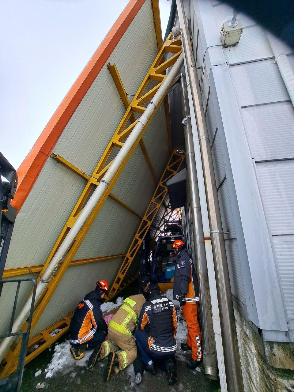 본문 이미지 - 28일 오전 경기 안성시 서운면의 한 자동차 부품 제조 공장에서 캐노피가 무너지는 사고가 발생했다. 사진은 사고 현장. (경기도소방재난본부 제공) 2024.11.28/뉴스1