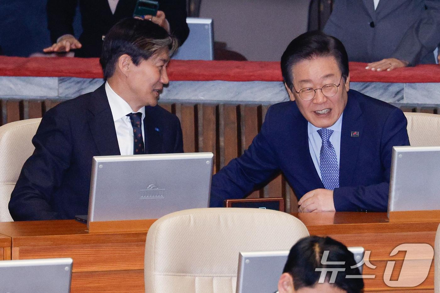 이재명 더불어민주당 대표가 28일 오후 서울 여의도 국회에서 열린 제418회 국회&#40;정기회&#41; 제13차 본회의에서 조국 조국혁신당 대표와 대화하고 있다. 2024.11.28/뉴스1 ⓒ News1 안은나 기자