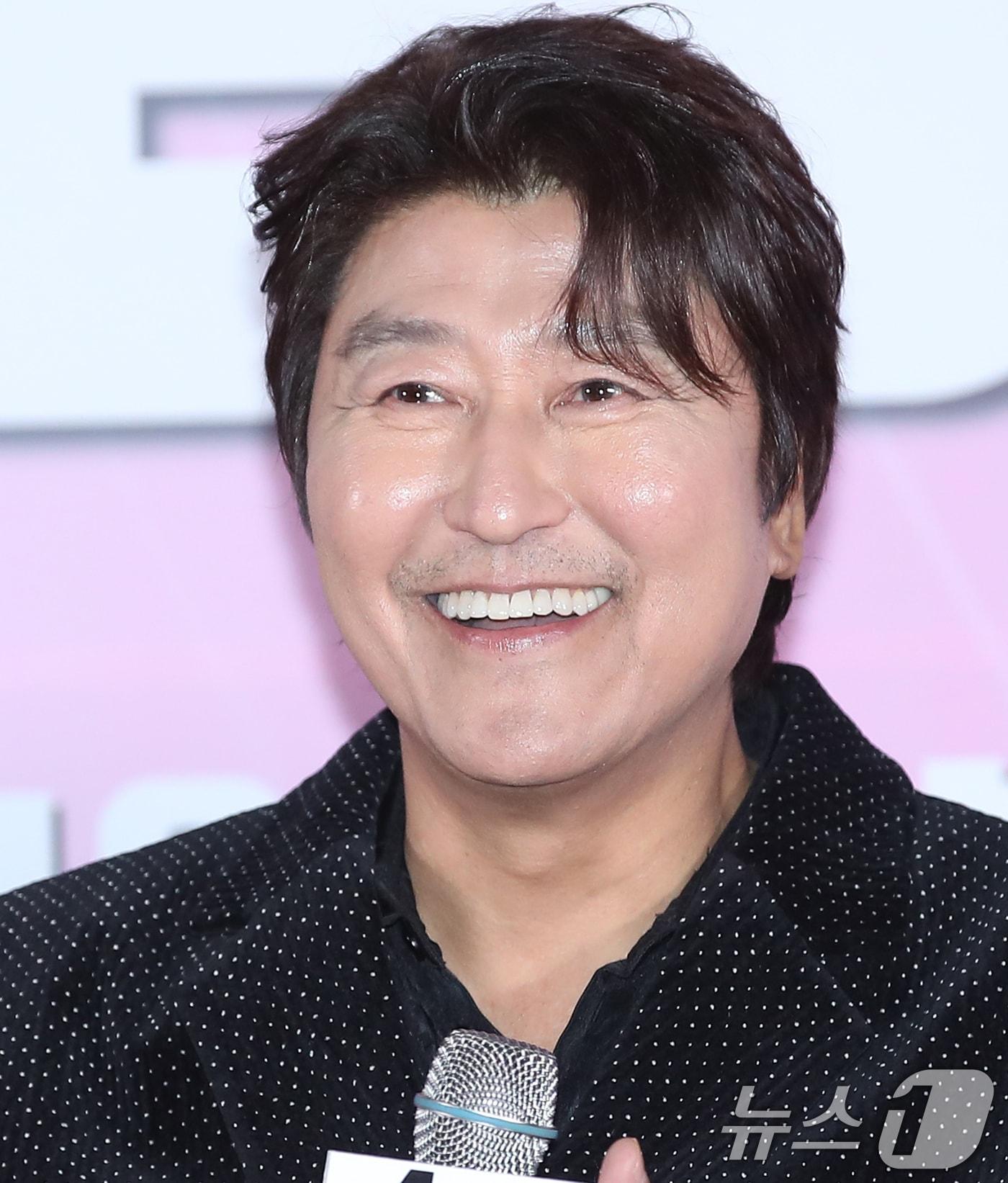 본문 이미지 - 배우 송강호가 28일 서울 용산구 CGV용산아이파크몰에서 열린 영화 '1승'(감독 신연식) 언론시사회에서 미소를 짓고 있다. '1승'은 이겨본 적이 없는 감독과 이길 생각이 없는 구단주, 이기는 법을 모르는 선수들까지 승리의 가능성이 1도 없는 여자배구단이 1승을 위해 도전에 나서는 이야기를 담은 작품이다. 2024.11.28/뉴스1 ⓒ News1 권현진 기자