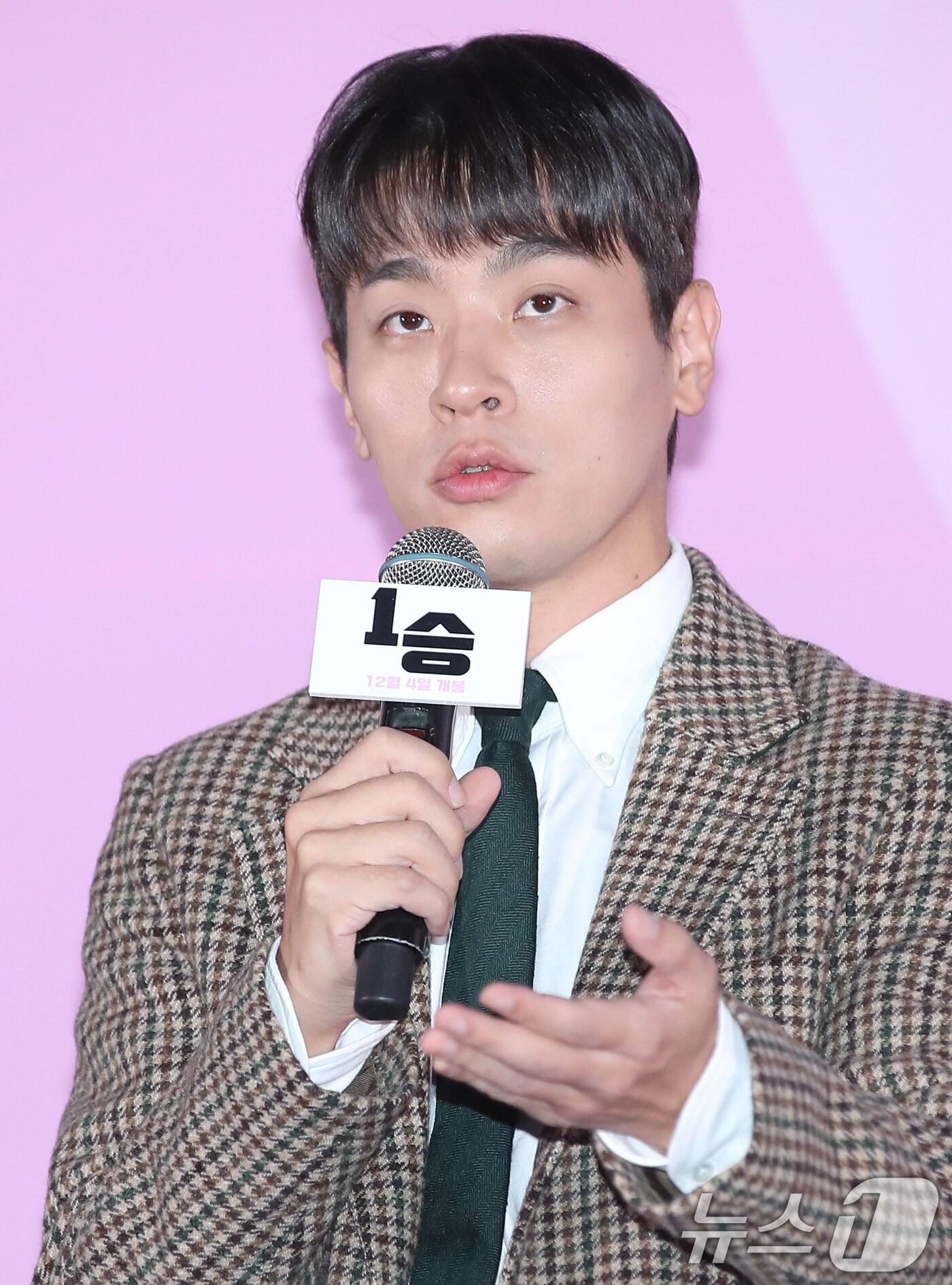 본문 이미지 - 배우 박정민이 28일 서울 용산구 CGV용산아이파크몰에서 열린 영화 &#39;1승&#39;&#40;감독 신연식&#41; 언론시사회에서 인사를 하고 있다. &#39;1승&#39;은 이겨본 적이 없는 감독과 이길 생각이 없는 구단주, 이기는 법을 모르는 선수들까지 승리의 가능성이 1도 없는 여자배구단이 1승을 위해 도전에 나서는 이야기를 담은 작품이다. 2024.11.28/뉴스1 ⓒ News1 권현진 기자