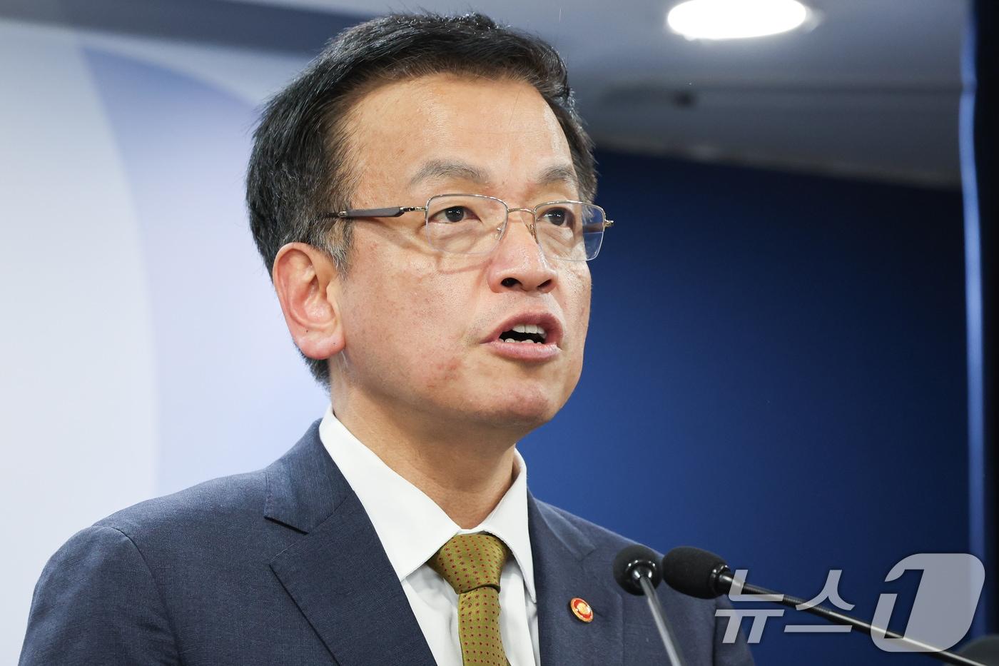 본문 이미지 - 최상목 경제부총리 겸 기획재정부 장관이 28일 서울 종로구 정부서울청사에서 국회법 일부개정법률안(자동부의 제도 폐지) 관련 정부 입장을 발표하고 있다. 2024.11.28/뉴스1 ⓒ News1 허경 기자