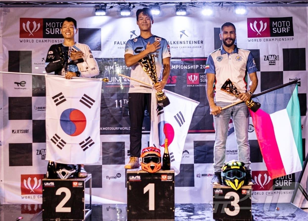 본문 이미지 - 서원대학교 레저스포츠학부 1학년 김민성 선수가 2024 모토서프 월드 챔피언십 스탁 클래스에서 시즌 6관왕을 차지하며 아시아 선수 처음으로 2023년과 2024년 월드 시즌 챔피언에 등극했다.(서원대 제공)/뉴스1