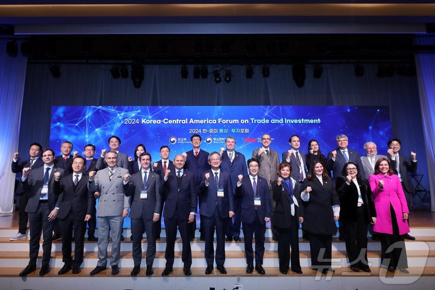 김성섭 중소벤처기업부 차관(첫 번째 줄 오른쪽에서 다섯 번째)이 28일 서울 마포구 중소기업 DMC 타워에서 열린 '2024 한-중미 통상·투자포럼'에서 참석자들과 기념 촬영을 하고 있다. (중소벤처기업부 제공)