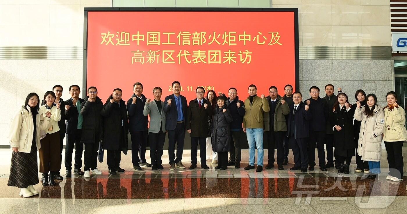 본문 이미지 - 경기도경제과학진흥원이 28일 경과원 바이오센터에서 ‘중국 공업정보화부·고신구 대표단 방문 교류회’를 가졌다.(경과원 제공)/