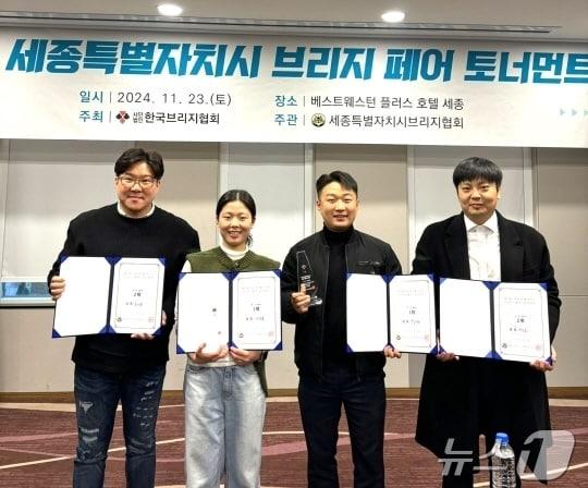 본문 이미지 - 사진 왼쪽부터 황치문, 서지윤, 박승재 박건희 선수.(전북브리지협회 제공)/뉴스1