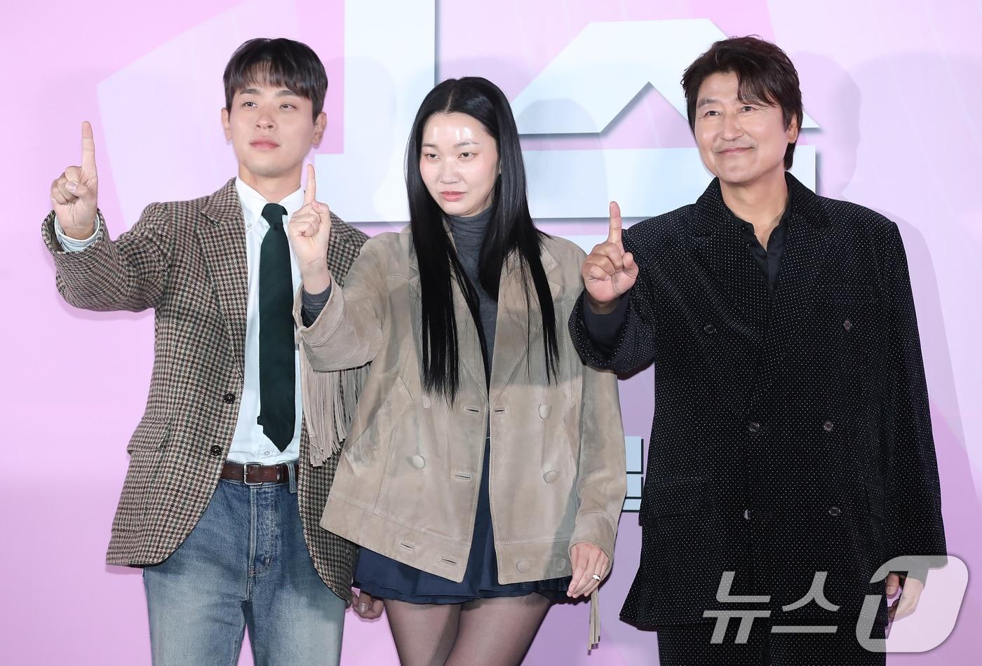 배우 박정민(왼쪽부터)과 장윤주, 송강호가 28일 서울 용산구 CGV용산아이파크몰에서 열린 영화 '1승' 제작보고회에서 포즈를 취하고 있다. '1승'은 이겨본 적이 없는 감독과 이길 생각이 없는 구단주, 이기는 법을 모르는 선수들까지 승리의 가능성이 1도 없는 여자배구단이 1승을 위해 도전에 나서는 이야기를 담은 작품이다. 2024.11.28/뉴스1 ⓒ News1 권현진 기자