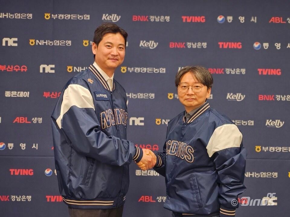 본문 이미지 - 임정호(왼쪽)가 28일 NC 다이노스와 FA 계약을 체결한 뒤 임선남 단장과 기념 촬영을 하고 있다. (NC 제공)