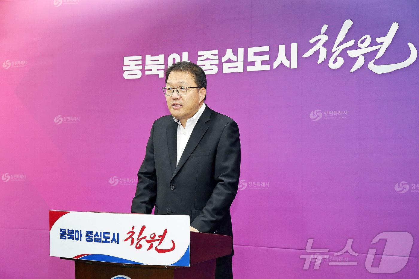 본문 이미지 - 장금용 창원시 제1부시장이 시청 프레스센터에서 브리핑을 열고 창원지역자활센터장의 위법 행위 적발에 대해 설명하고 있다.(창원시 제공)