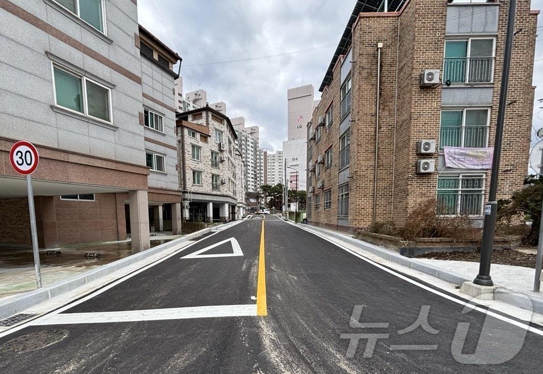 본문 이미지 -  정읍시가 원룸 밀집 지역의 안전과 환경 개선을 위해 상동 LG아파트 앞 원룸 밀집 지역에 길이 100m, 폭 8m 규모의 소방도로를 개설했다.(정읍시 제공)2024.11.28/뉴스1