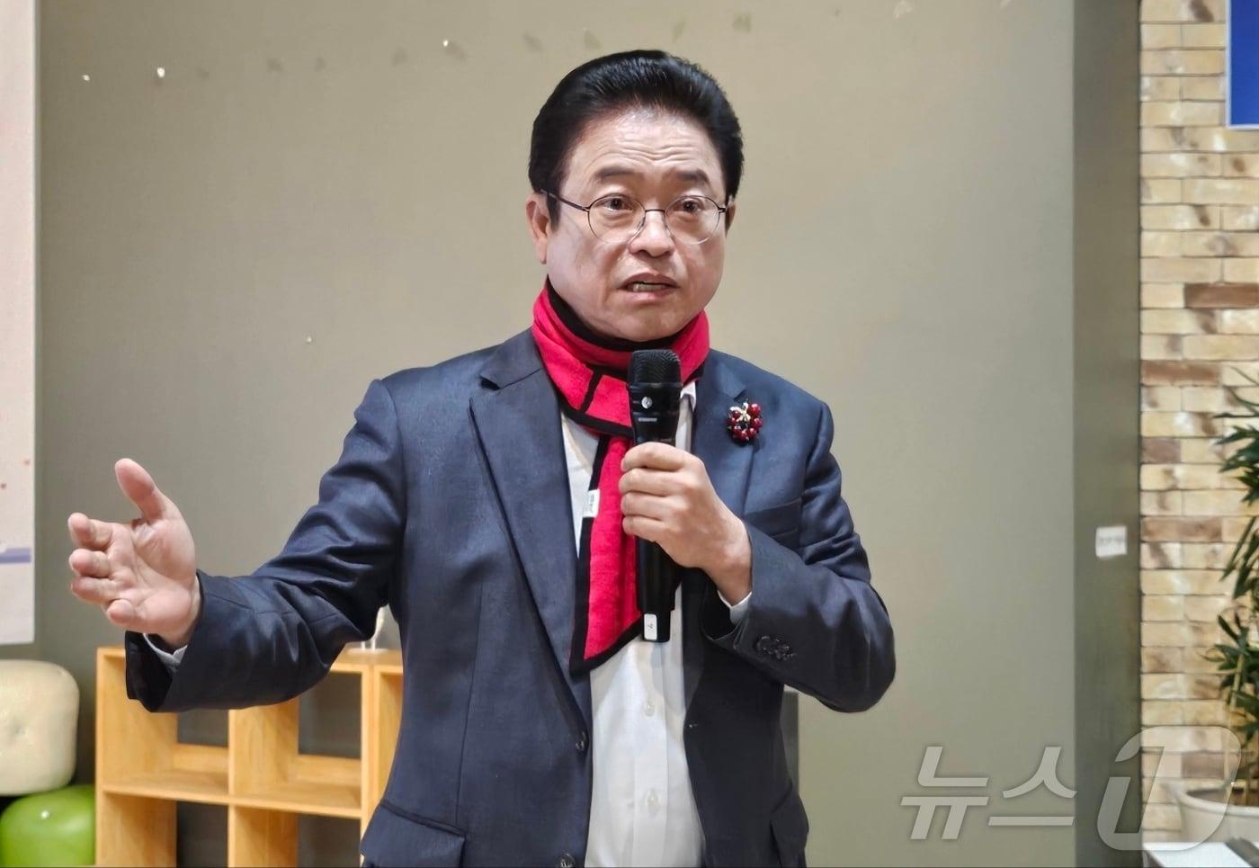 본문 이미지 - 이철우 경북도지사가 28일 대구 중구 대구YMCA카페에서 열린 '2024 분권과자치 대구경북포럼'에 참석해 지방분권을 주제로 강연하고 있다. 2024.11.28/뉴스1 ⓒ News1 남승렬 기자