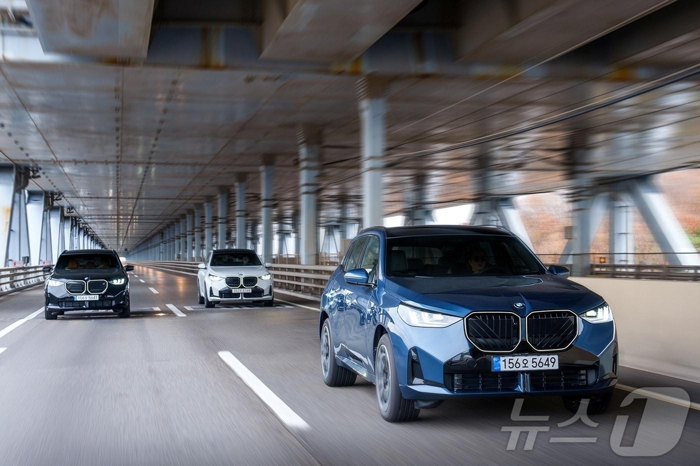 본문 이미지 - 주행 중인 BMW 신형 X3.(BMW 제공) 