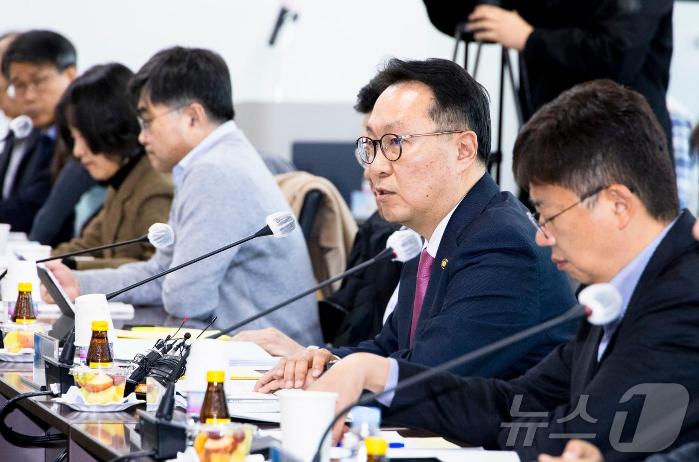 박민수 보건복지부 2차관이 28일 서울 서초구 국제전자센터에서 열린 제23차 건강보험정책심의위원회에서 발언하고 있다. (보건복지부 제공)/뉴스1