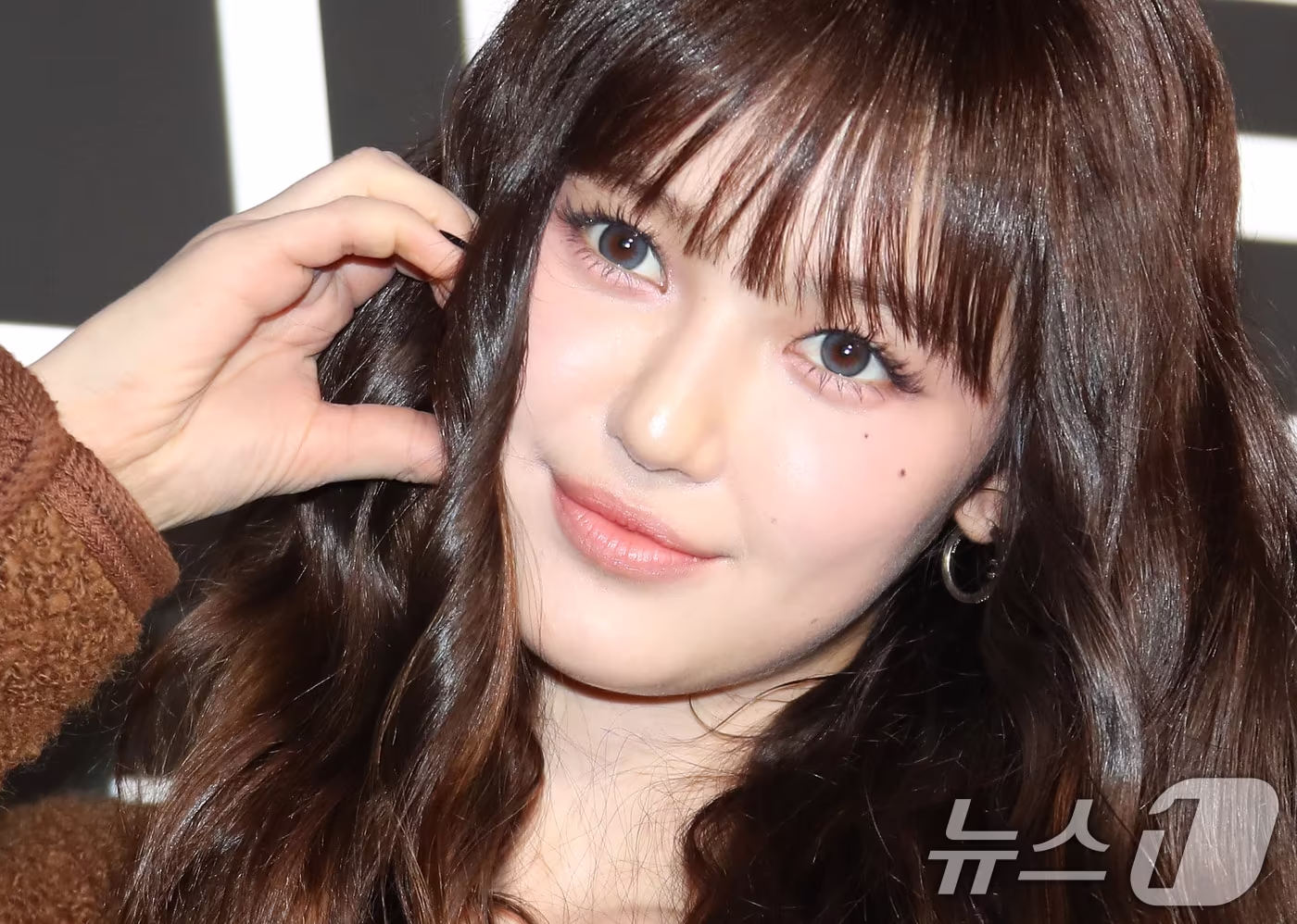 본문 이미지 - 뉴진스 다니엘이 28일 서울 강남구 셀린느 청담 플래그십에서 열린 오픈 기념행사에서 포즈를 취하고 있다. 2024.11.28 ⓒ 뉴스1 권현진 기자