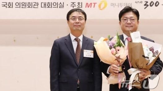 본문 이미지 - 28일 머니투데이 'the300' 국정감사 스코어보드 '대상'을 수상한 강명구 의원(오른쪽)이 기념사진을 찍고 있다. (강명구 의원실 제공) 2024.11.28/뉴스1