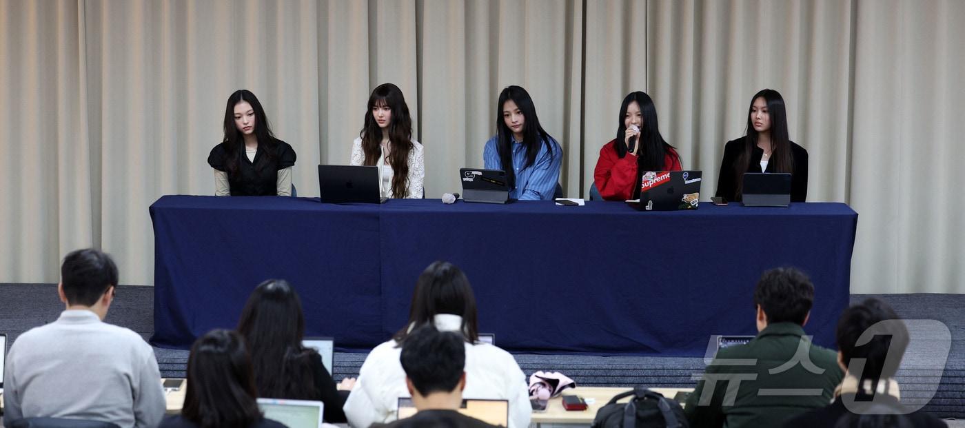 본문 이미지 - 걸그룹 뉴진스가 28일 서울 강남구 스페이스쉐어 삼성역센터에서 어도어와의 전속계약 해지 관련 긴급 기자회견을 하고 있다. 왼쪽부터 해린, 다니엘, 하니, 민지, 혜인. (공동취재) 2024.11.28/뉴스1