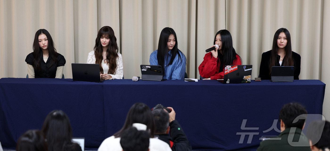본문 이미지 - 그룹 뉴진스가 28일 서울 강남구 스페이스쉐어 삼성역센터에서 어도어와의 전속계약 해지 관련 긴급 기자회견을 하고 있다. 왼쪽부터 해린, 다니엘, 하니, 민지, 혜인. (공동취재) 2024.11.28/뉴스1 ⓒ News1 권현진 기자