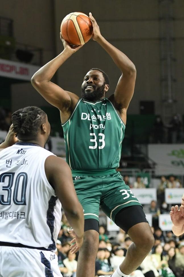 본문 이미지 - DB 치나우 오누아쿠 (KBL 제공)