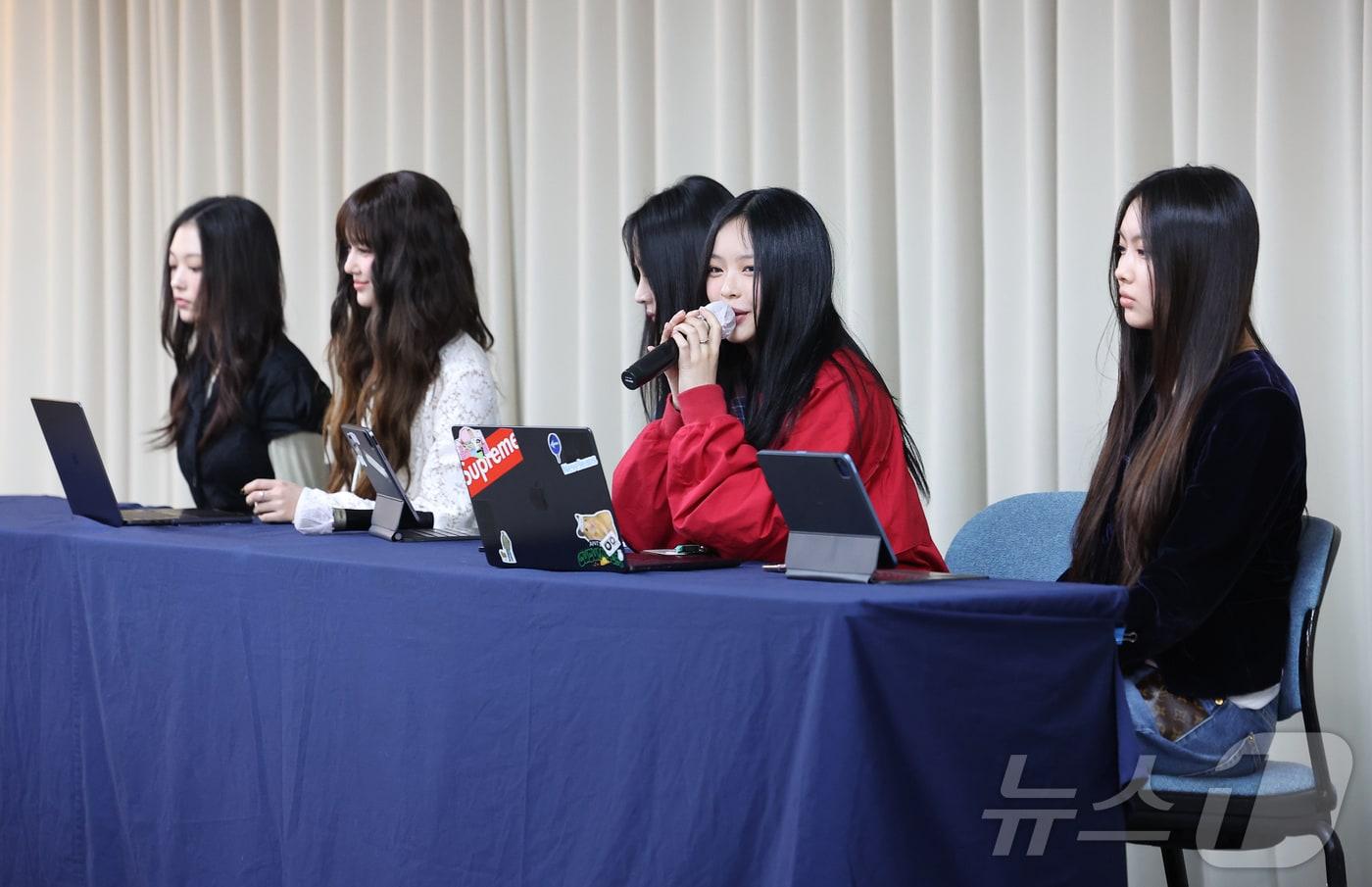 걸그룹 뉴진스 멤버 하니(오른쪽 두번째)가 28일 오후 서울 강남구 스페이스쉐어 삼성역센터에서 열린 전속계약 해지 관련 기자회견에 참석해 발언하고 있다. (공동취재) 2024.11.28/뉴스1 ⓒ News1 권현진 기자