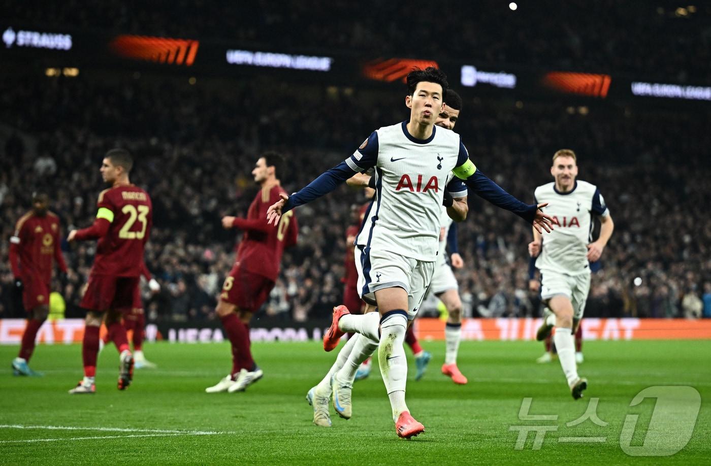 본문 이미지 - 토트넘 홋스퍼 손흥민이 29일(한국시간) 열린 2024-25 UEFA 유로파리그 AS로마전에서 전반 5분 페널티킥 골을 넣은 뒤 기뻐하고 있다. ⓒ 로이터=뉴스1