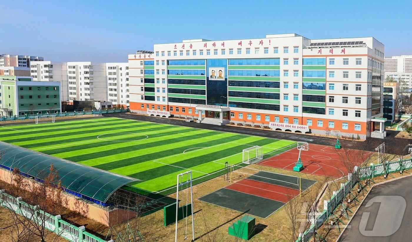 본문 이미지 - (평양 노동신문=뉴스1) = 북한 노동당 기관지 노동신문은 29일 "당 중앙위원회 제8기 제9차 전원회의 후 지금까지 전국적으로 340여 개 학교와 780여 개 분교, 150여 개 유치원들이 본보기 수준으로 새로 건설 및 개건 현대화됐다"라고 보도했다. [국내에서만 사용가능. 재배포 금지. DB 금지. For Use Only in the Republic of Korea. Redistribution Prohibited] rodongphoto@news1.kr