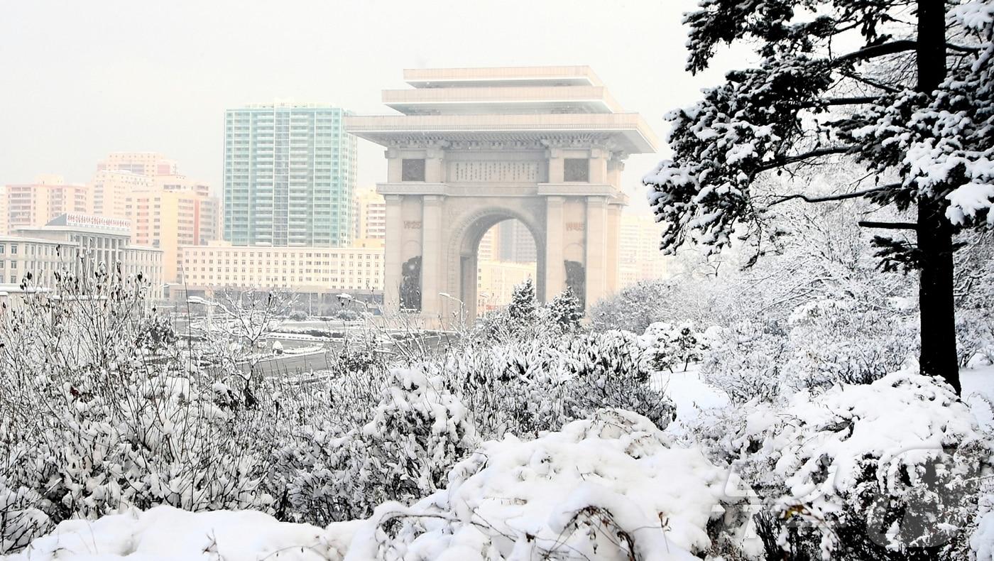 본문 이미지 - (평양 노동신문=뉴스1) = 북한 노동당 기관지 노동신문은 29일 "수도 평양에 첫눈이 내렸다"면서 평양의 설경을 선전했다.[국내에서만 사용가능. 재배포 금지. DB 금지. For Use Only in the Republic of Korea. Redistribution Prohibited] rodongphoto@news1.kr