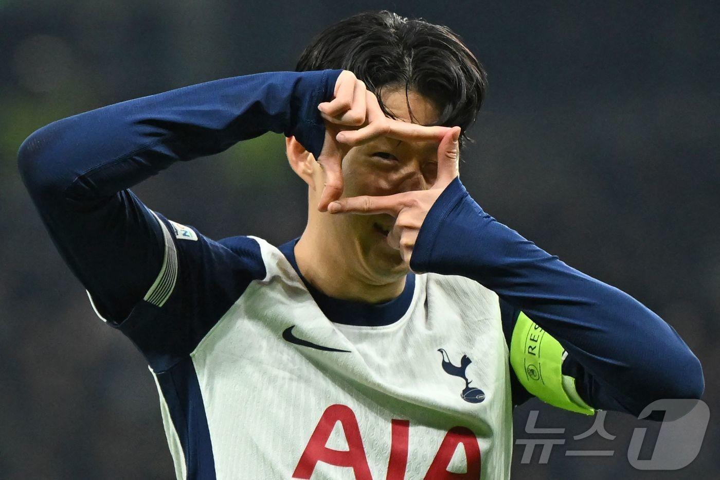 토트넘 홋스퍼 손흥민이 29일(한국시간) 열린 2024-25 UEFA 유로파리그 AS로마전에서 전반 5분 페널티킥 골을 넣은 뒤 세리머니를 펼치고 있다. ⓒ AFP=뉴스1