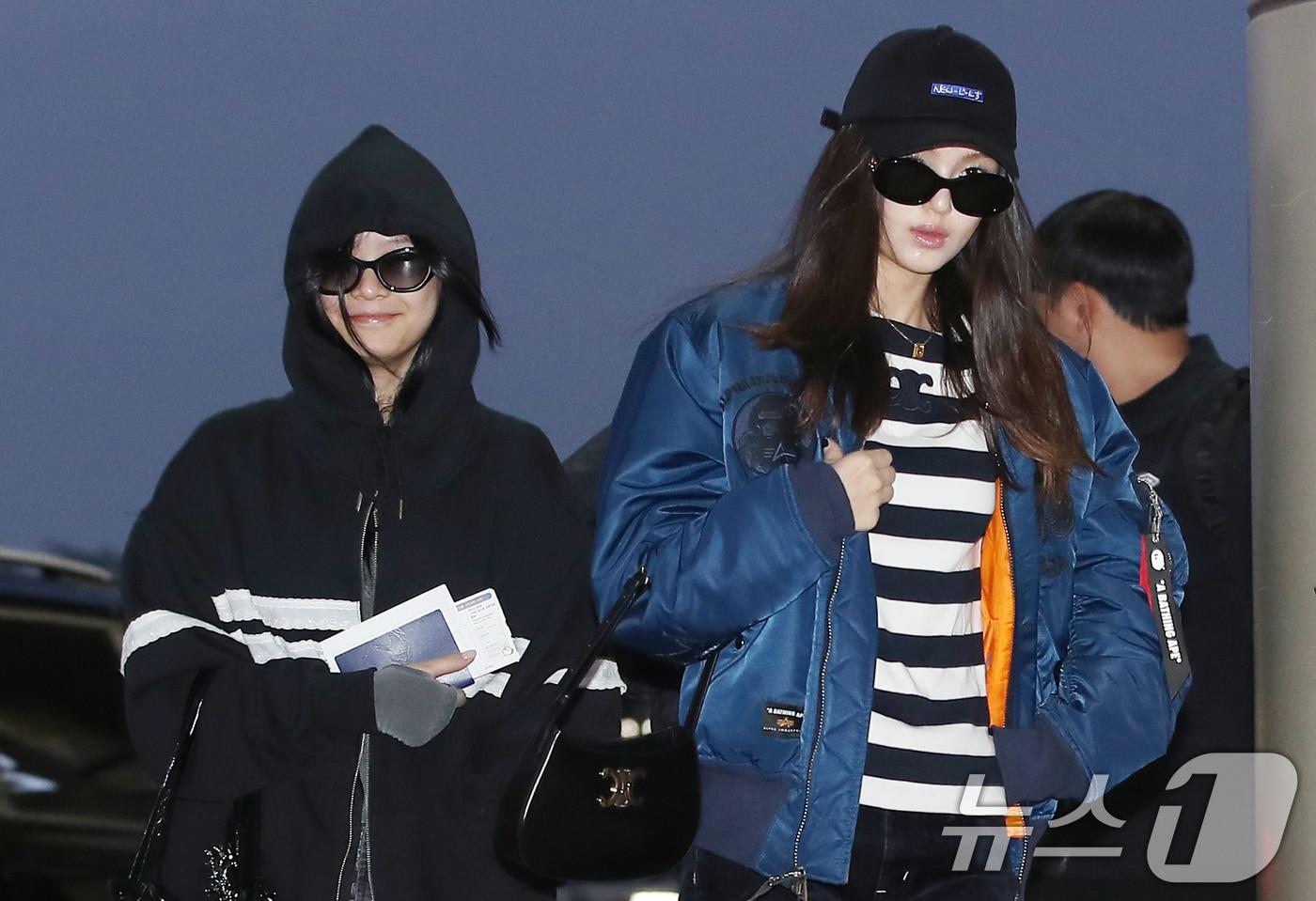 걸그룹 뉴진스 하니와 다니엘(오른쪽)이 일본 도쿄 마쿠하리 멧세에서 열리는 '카운트다운 재팬 24/25(COUNTDOWN JAPAN 24/25)’ 일정을 위해 29일 오전 김포국제공항을 통해 일본 도쿄로 출국하고 있다. 2024.11.29/뉴스1 ⓒ News1 권현진 기자