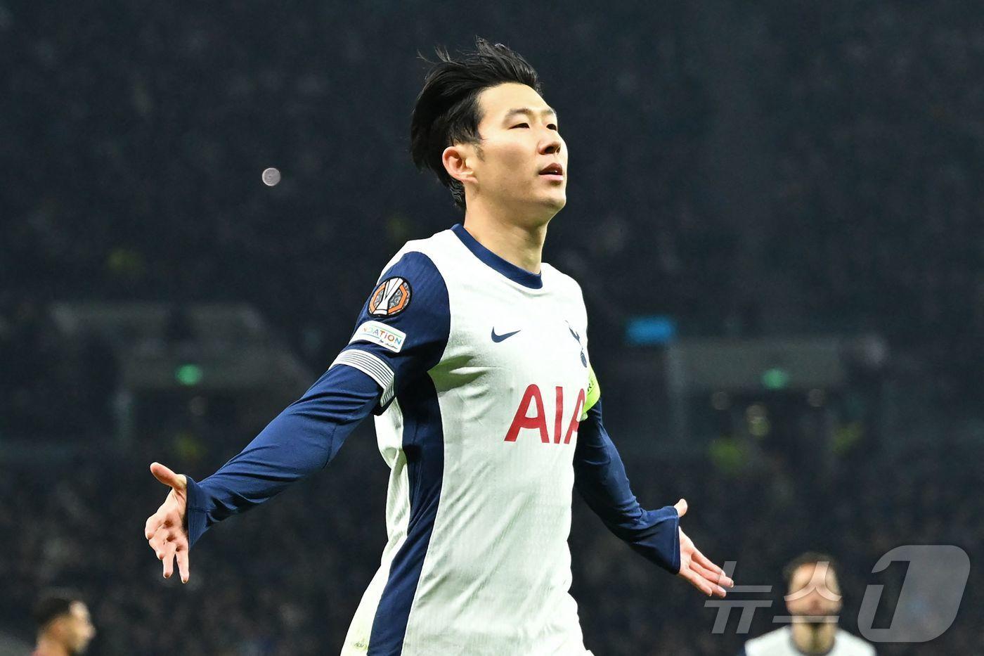 토트넘 홋스퍼 손흥민이 29일(한국시간) 열린 2024-25 UEFA 유로파리그 AS로마전에서 전반 5분 페널티킥 골을 넣은 뒤 세리머니를 펼치고 있다. ⓒ AFP=뉴스1