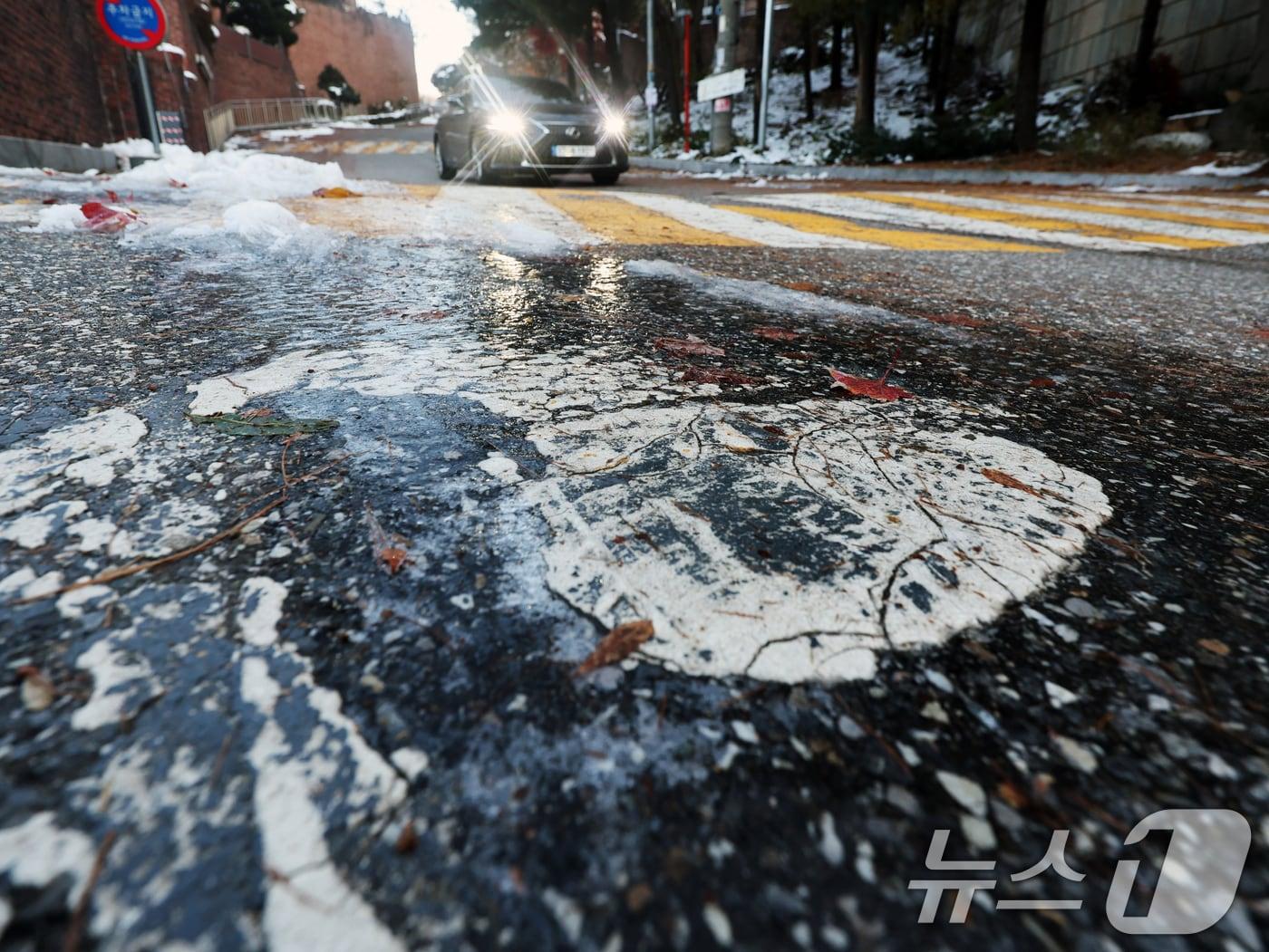 본문 이미지 - 폭설이 그친 후 한파가 찾아온 29일 오전 서울 종로구의 도로 곳곳이 얼어 있다. 기상청은 &#34;이미 많은 눈이 내린 가운데 기온이 낮아지면서 내린 눈 또는 비가 얼어 빙판길과 도로 살얼음이 나타나는 곳이 많겠다＂며 안전에 유의를 당부했다. 2024.11.29/뉴스1 ⓒ News1 황기선 기자