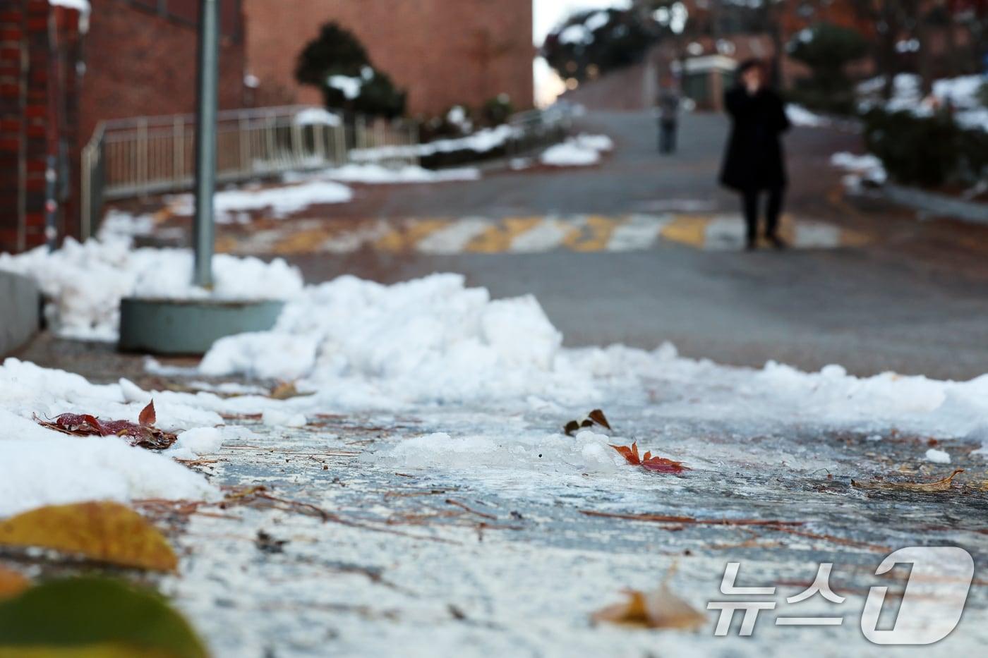 폭설이 그친 후 한파가 찾아온 서울 종로구의 도로 곳곳이 얼어 있다. ⓒ News1 황기선 기자