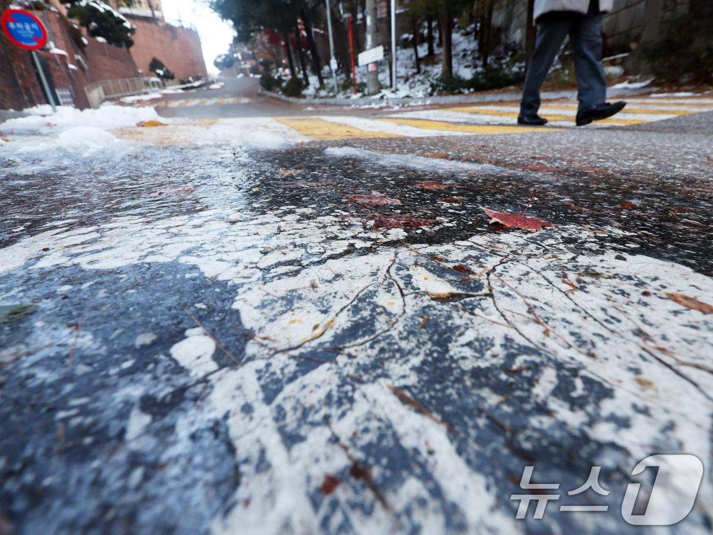 본문 이미지 - 서울의 한 도로 곳곳이 얼어 있다. /뉴스1 ⓒ News1 황기선 기자