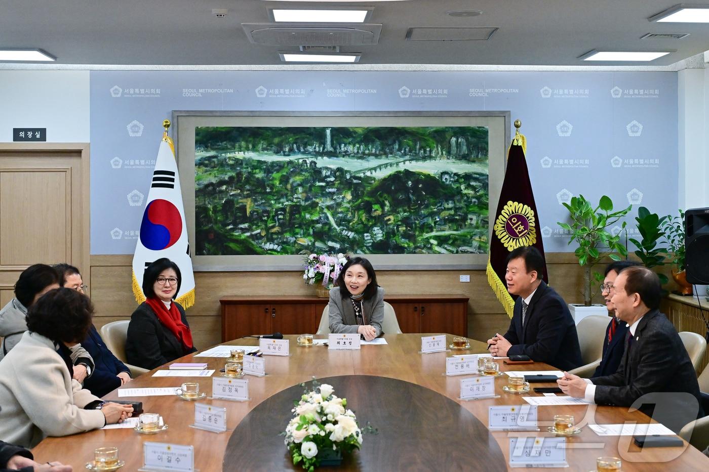 본문 이미지 - 최호정 의장이 서울시 자율방범연합회와 간담회 중인 모습. (서울시의회 제공)ⓒ 뉴스1