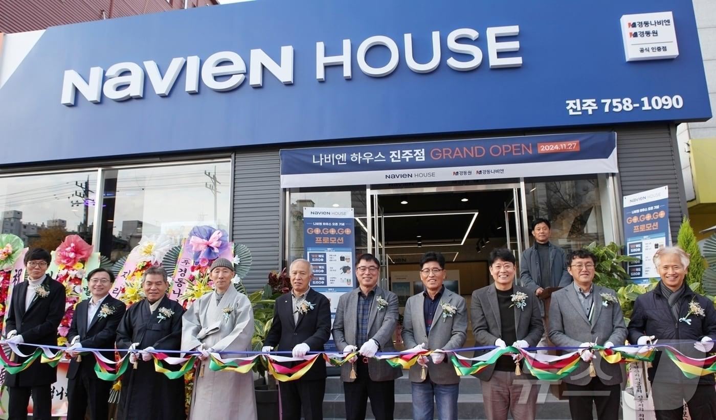 경동나비엔 관계자와 김경영 나비엔 하우스 진주점 대표(왼쪽 5번째)가 오픈 기념 리본을 자르고 있다.(경동나비엔 제공)