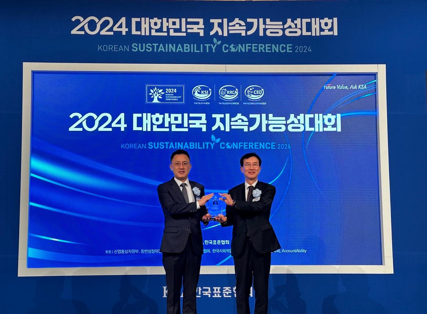 본문 이미지 - 28일 서울 소공동 롯데호텔에서 개최된 '2024 대한민국 지속가능성 대회' 시상식에서 유정선 금호타이어 미래성장사업담당 상무(왼쪽)와 문동민 한국표준협회장이 기념사진을 촬영하는 모습(금호타이어 제공). 2024.11.28.