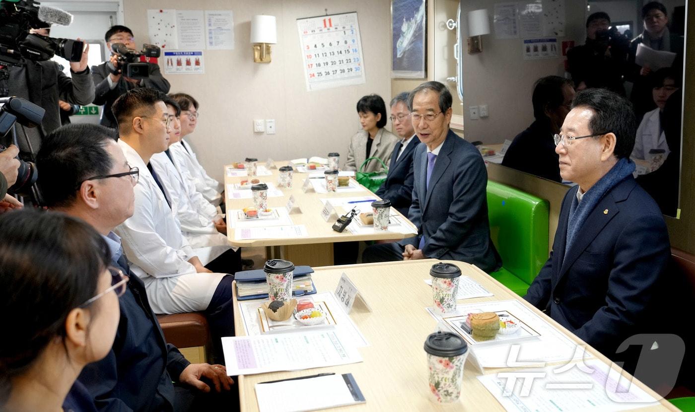 본문 이미지 - 한덕수 국무총리와 김영록 전라남도지사가 29일 여수 전용부두에 정박한 병원선(전남 511호)을 방문, 직원들과 간담회를 갖고 애로사항 청취 및 격려를 하고 있다.(전남도 제공) 2024.11.29/뉴스1 