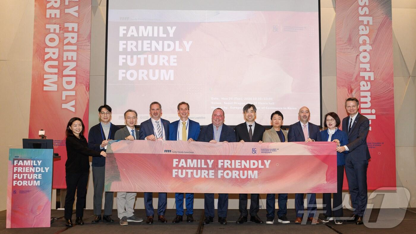 (왼쪽부터) 한국노바티스 김영신 부장, 한국GSK 박승제 본부장, 서울대학교 의과대학 이정렬 교수, 한국머크바이오파마 대표 크리스토프 하만, 주한유럽연합대표부 경제통상 부문 공사 참사관 월터 반 하툼, 주한유럽상공회의소 총장 스테판 언스트,   저출산고령사회위원회 최슬기 상임위원, 서울대 인구정책연구센터 조영태 교수, 아데코코리아 대표 브라이언 장필립 루로, 한반도미래인구연구원 이인실 원장, 지멘스로지스틱스 한국지점 대표 얀코프스키 야로스와프  / 제공-주한유럽상공회의소