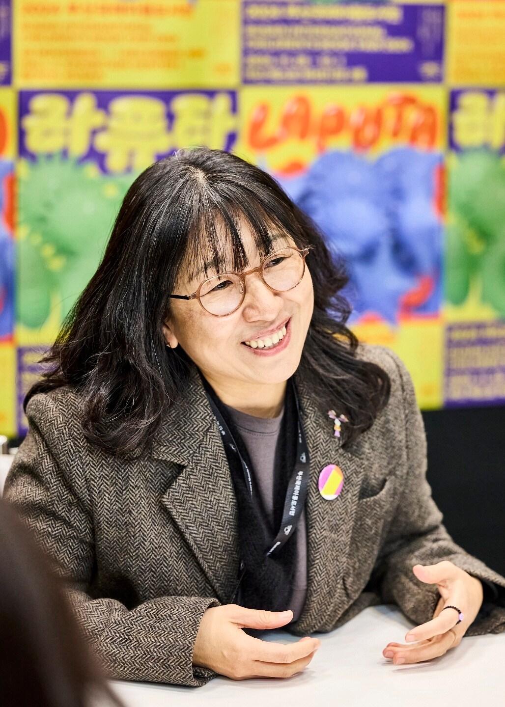 본문 이미지 - 이수지 작가가 28일 부산 벡스코에서 열린 언론과의 인터뷰에서 웃으며 답변하고 있다.(대한출판문화협회장 제공)