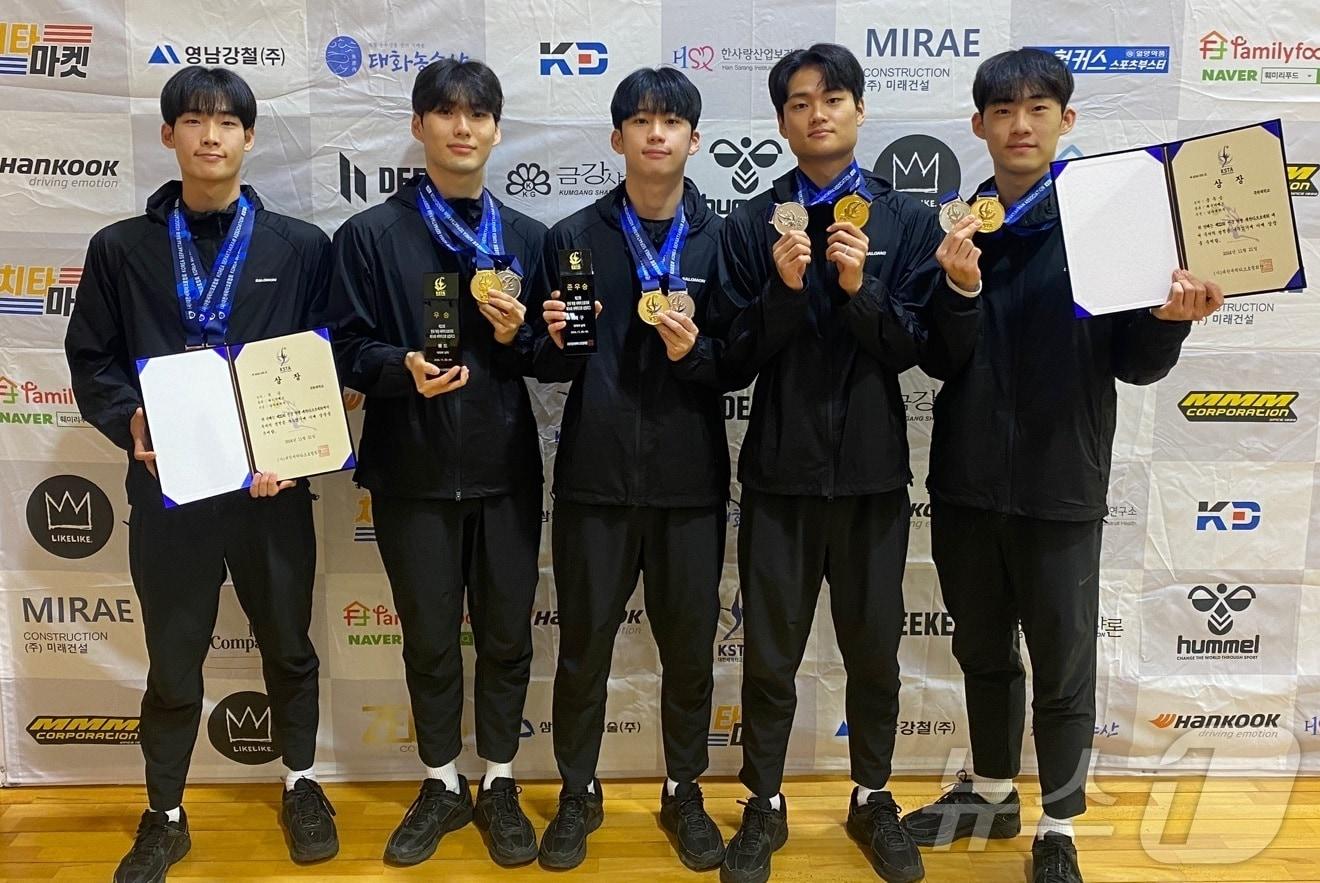 본문 이미지 - 목원대 세팍타크로부 선수들이 우승 메달과 상장을 들고 기념촬영을 하고 있다. 왼쪽부터 정윤재·박광현·김현수·박선홍·장민혁 선수.&#40;목원대 제공&#41;/뉴스1