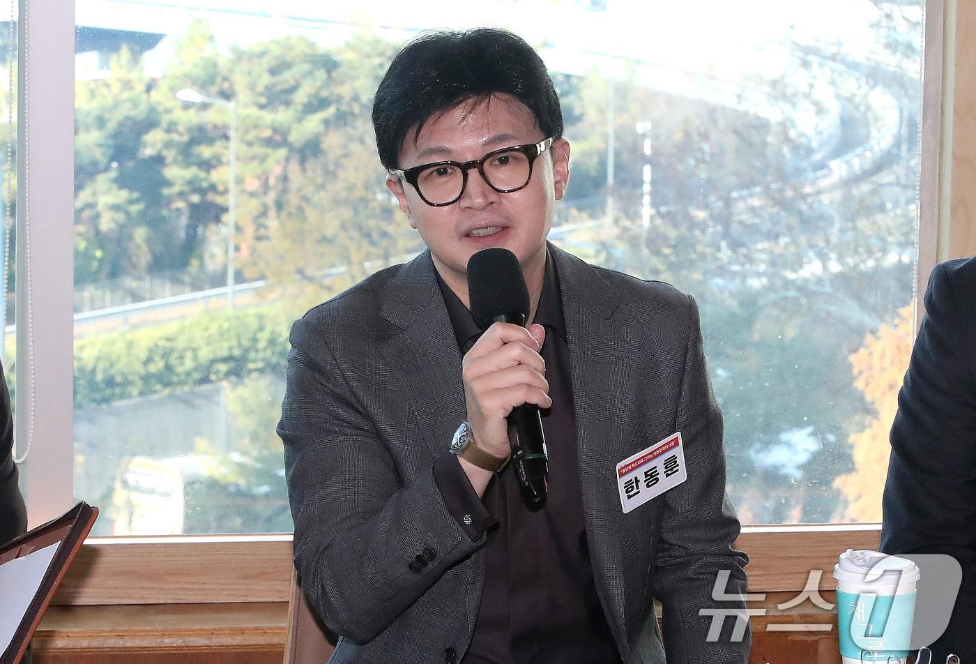 본문 이미지 - 한동훈 국민의힘 대표가 11월 29일 오전 서울 마포구 아리수빌딩에서 열린 '청년의 목소리로 그리는 대한민국의 내일' 청년 토크콘서트에서 발언을 하고 있다. 2024.11.29/뉴스1 ⓒ News1 임세영 기자