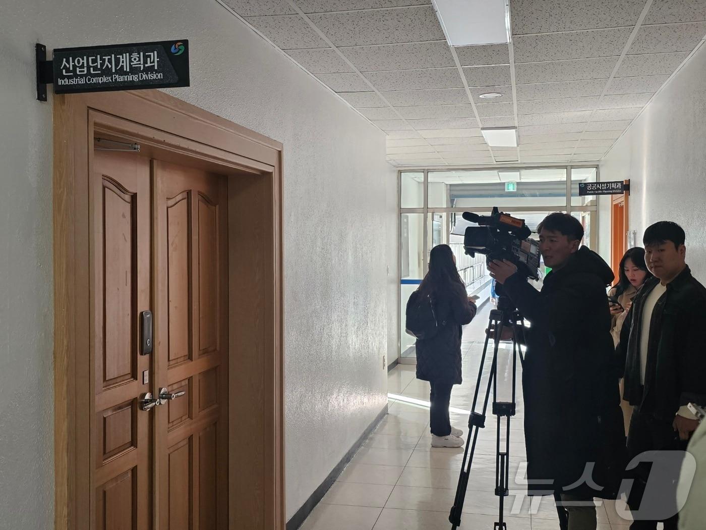 본문 이미지 - 검찰이 창원시 산업단지계획과에서 압수수색을 벌이고 있다. 2024.11.29 뉴스1 박민석 기자