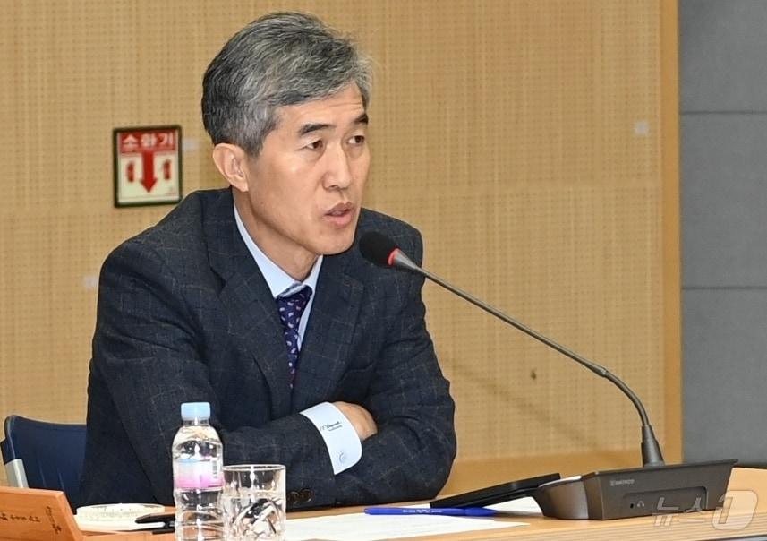 본문 이미지 - 최순고 김천시 시장 권한대행이 29일 긴급 확대 간부회의 주재하고 있다. (김천시 제공) 2024.11.29/뉴스1