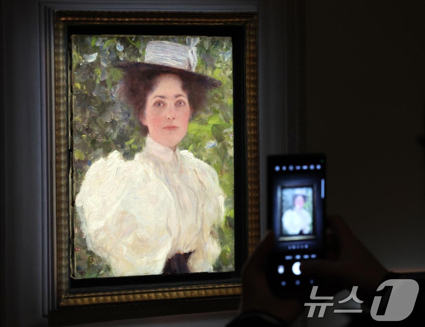 본문 이미지 - 29일 오전 서울 용산구 국립중앙박물관에서 열린 '비엔나 1900, 꿈꾸는 예술가들-구스타프 클림트부터 에곤 실레까지' 언론공개회에서 관계자가 클림트의 '수풀 속 여인'을 살펴보고 있다. 이번 전시회에는 오스트리아 레오폴미술관의 대표 소장품 중 191점이 관람객에게 소개된다. 2024.11.29/뉴스1 ⓒ News1 황기선 기자