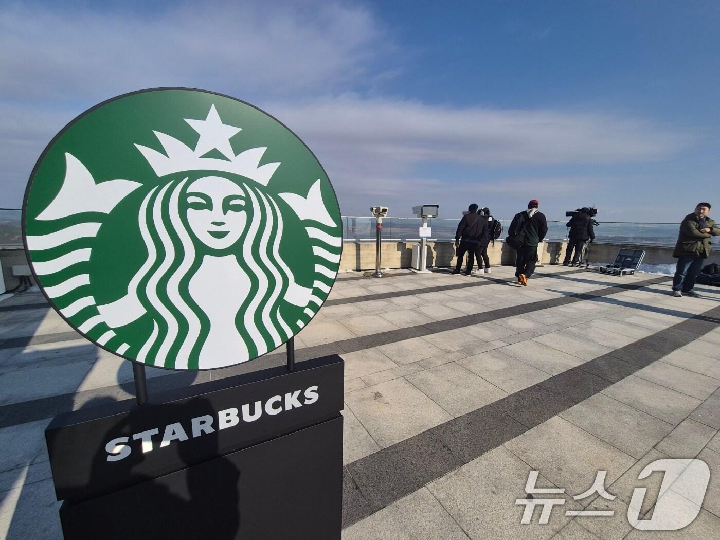 본문 이미지 - 29일 경기 김포시 애기봉평화생태공원 조강전망대에 문을 연 스타벅스에서 방문객들이 북한을 바라보고 있다 2024.11.29/뉴스1 ⓒ News1 이시명 기자