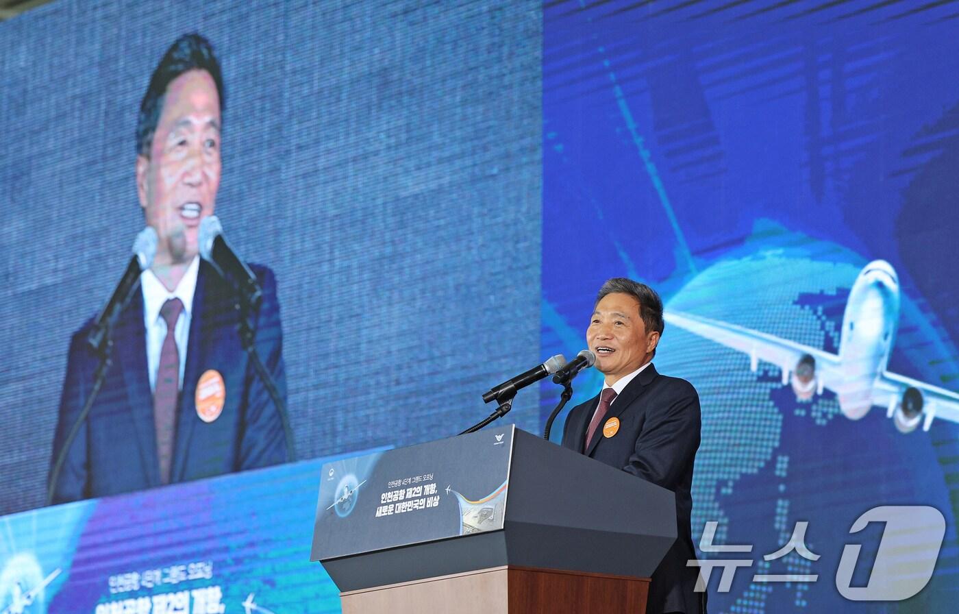이학재 인천국제공항공사 사장이 29일 오전 인천국제공항 제2여객터미널 확장구역에서 열린 '인천공항 4단계 그랜드 오프닝' 행사에서 환영사를 하고 있다. 인천공항공사는 내달 3일부터 제2여객터미널 확장구역을 정식 운영한다. 인천공항 4단계 건설 사업은 2017년부터 약 4조 8000억 원을 투입한 대규모 공항 인프라 확장 사업이다. 2024.11.29/뉴스1 ⓒ News1 장수영 기자
