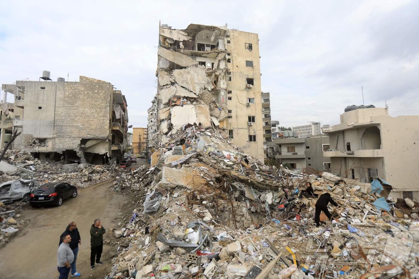 본문 이미지 - 28일(현지시간) 레바논 남부 나바티예에서 이스라엘과 헤즈볼라의 전쟁 중 허물어진 건물이 보인다. 2024.11.29. ⓒ AFP=뉴스1 ⓒ News1 우동명 기자